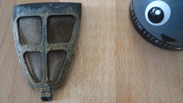 Filtre anticalcaire du bec d'une bouilloire