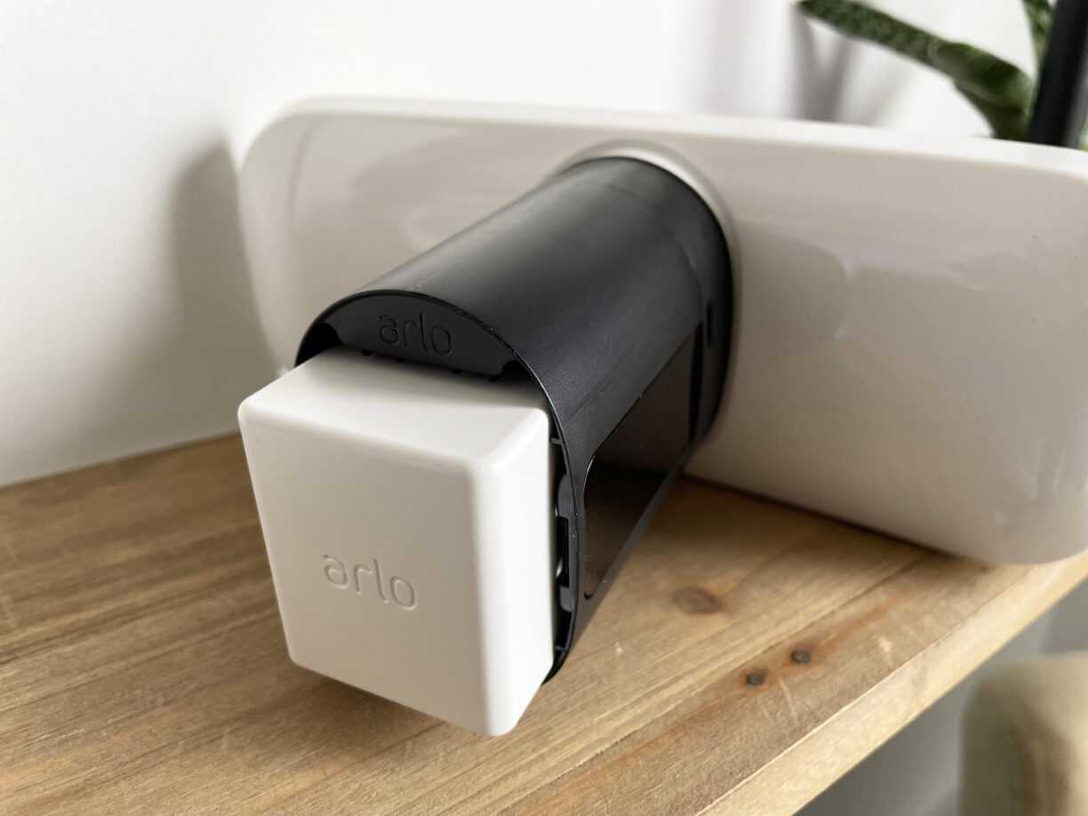 Arlo Pro 3 Floodlight, la caméra de sécurité avec projecteur en TEST 11 Arlo Pro 3 Floodlight Ouvert Batterie 2