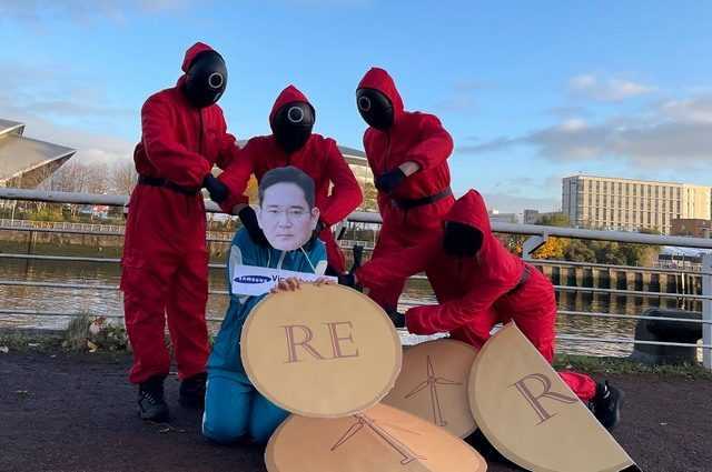 Pourquoi des militants déguisés en gardiens de Squid Game ont protesté contre Samsung à la COP26 1 Pourquoi Des Militants Déguisés En Gardiens De Squid Game Ont