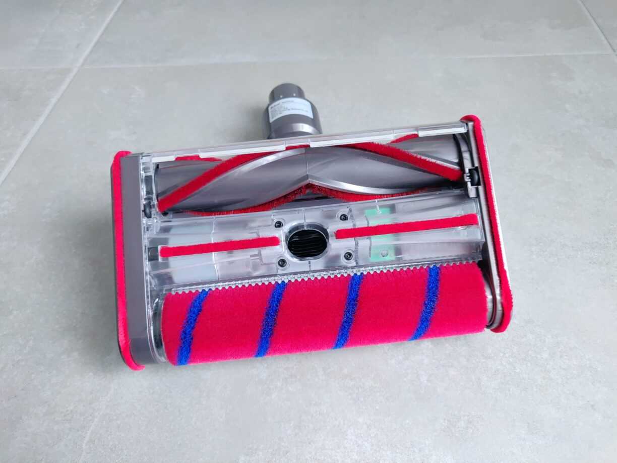 Redroad V17 en TEST: Que vaut ce nouvel aspirateur balai/à main ? 9 Redroad V17 Brosse Principale Dessous