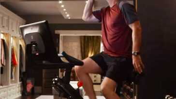 Quel Est Le Vélo D'appartement Peloton Sur Lequel Le Personnage