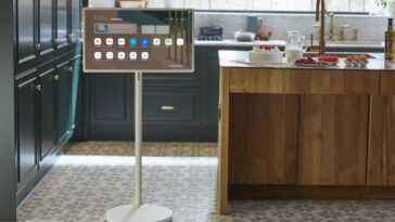 Lg Présente Son Téléviseur Alimenté Par Batterie Avec Un Support
