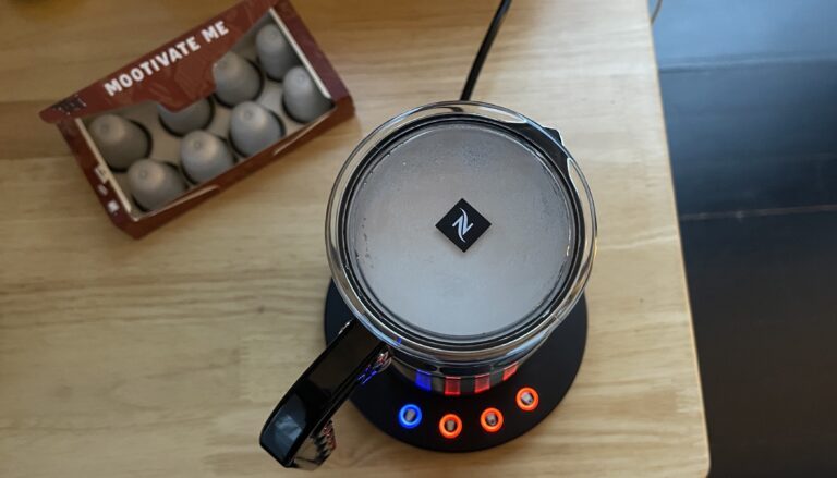 L'Aeroccino 4 fait mousser le lait.