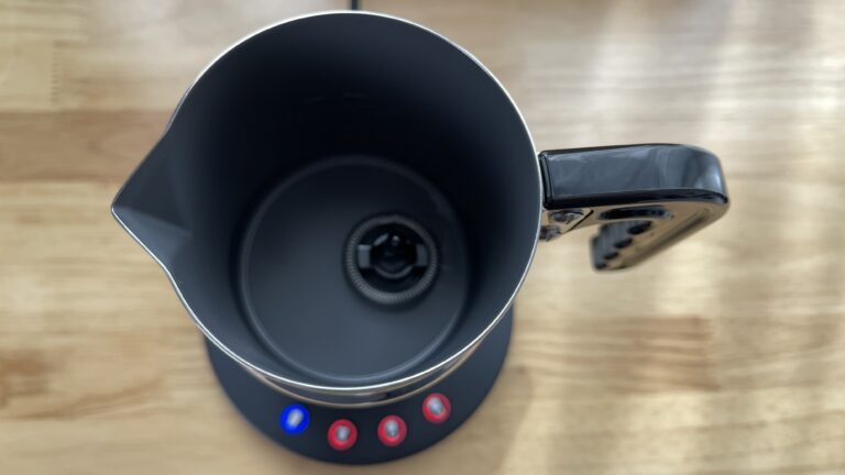 Où est le repère de niveau ?  Spoiler : à l'intérieur de la carafe.  Mais à peine visible d'en haut et donc aussi lors du remplissage