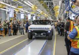 Le Premier Hummer Ev Sort De La Chaîne De Montage,