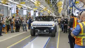 Le Premier Hummer Ev Sort De La Chaîne De Montage,