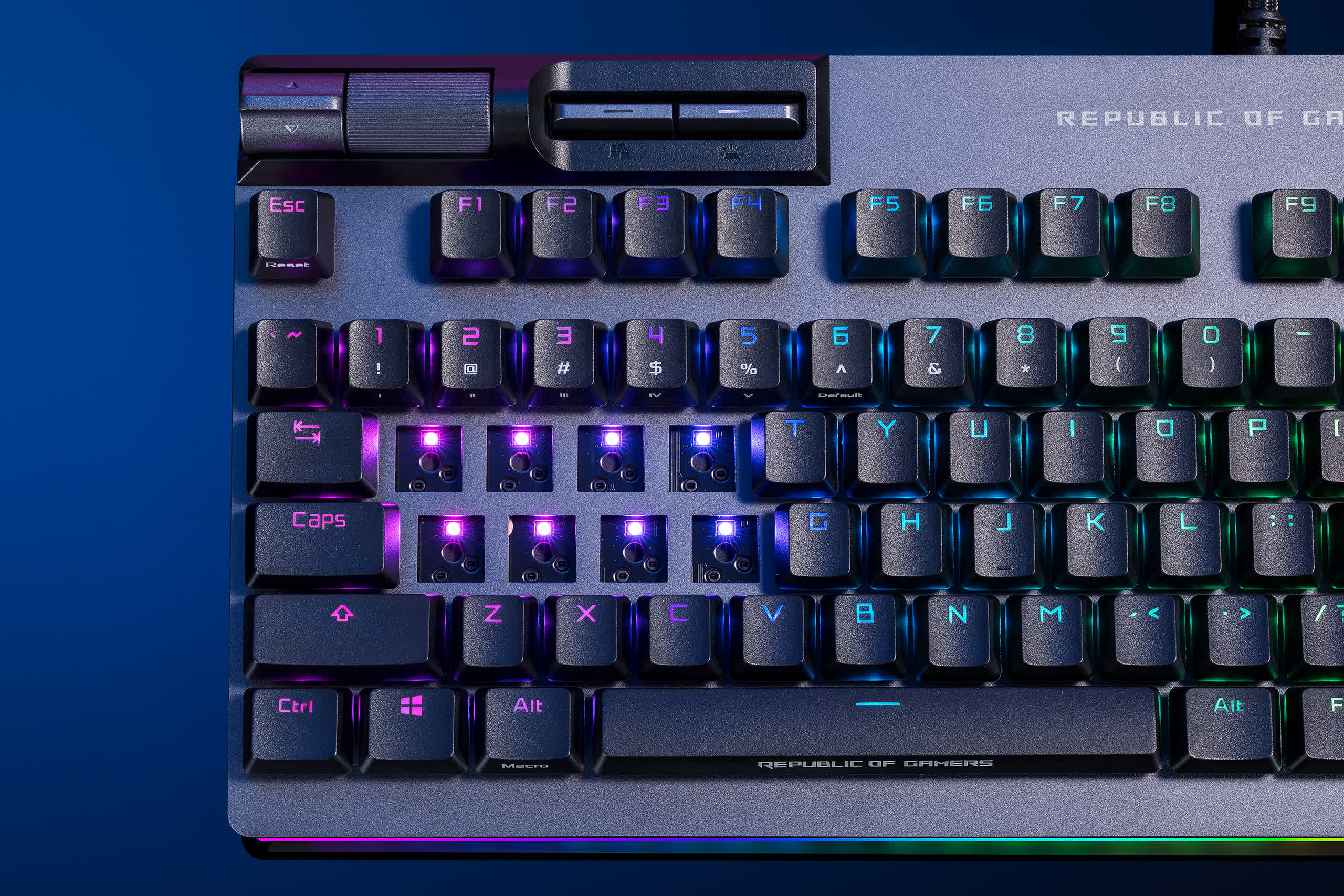 Le dernier clavier de jeu mécanique d'Asus ajoute un petit écran LED à matrice de points 2 Le dernier clavier de jeu mecanique dAsus ajoute un petit