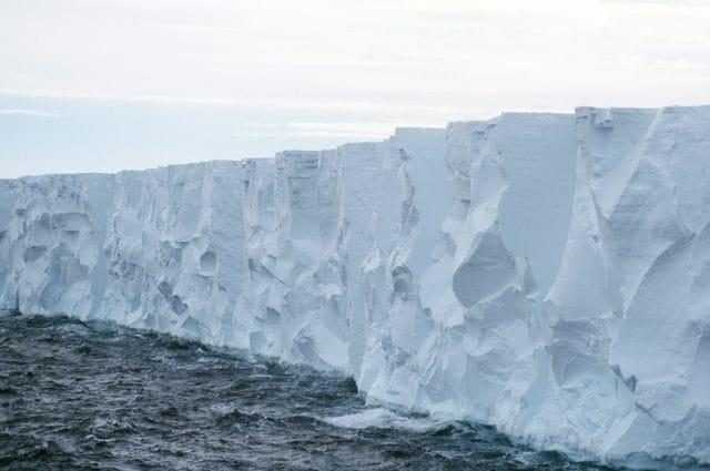L'iceberg colossal A68a a rejeté 150 milliards de tonnes d'eau douce dans la mer : les risques 1 L'iceberg Colossal A68a A Rejeté 150 Milliards De Tonnes D'eau