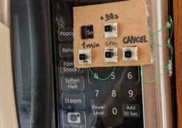 Quelqu'un A Modifié Un Four à Micro Ondes Avec Des Commutateurs
