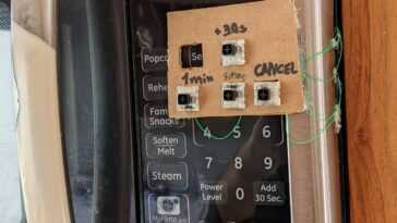 Quelqu'un A Modifié Un Four à Micro Ondes Avec Des Commutateurs