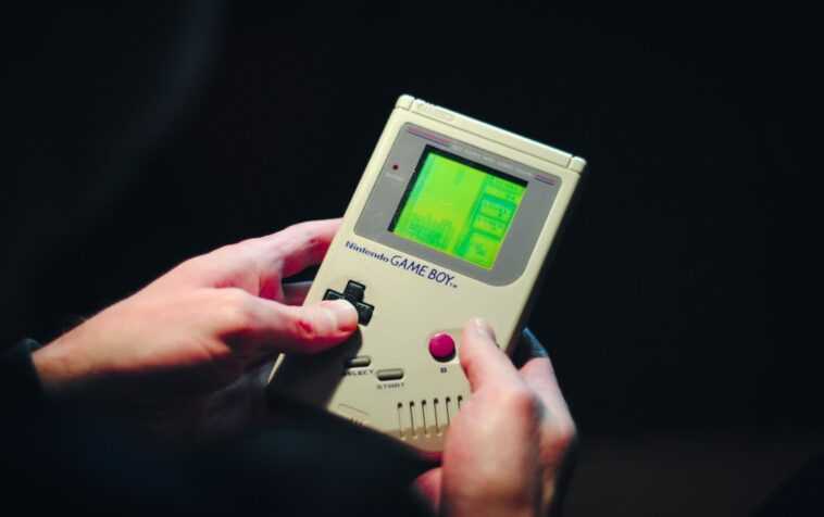 Regardez ce YouTuber jouer à Grand Theft Auto V sur une Game Boy originale 1 Regardez Ce Youtuber Jouer à Grand Theft Auto V Sur