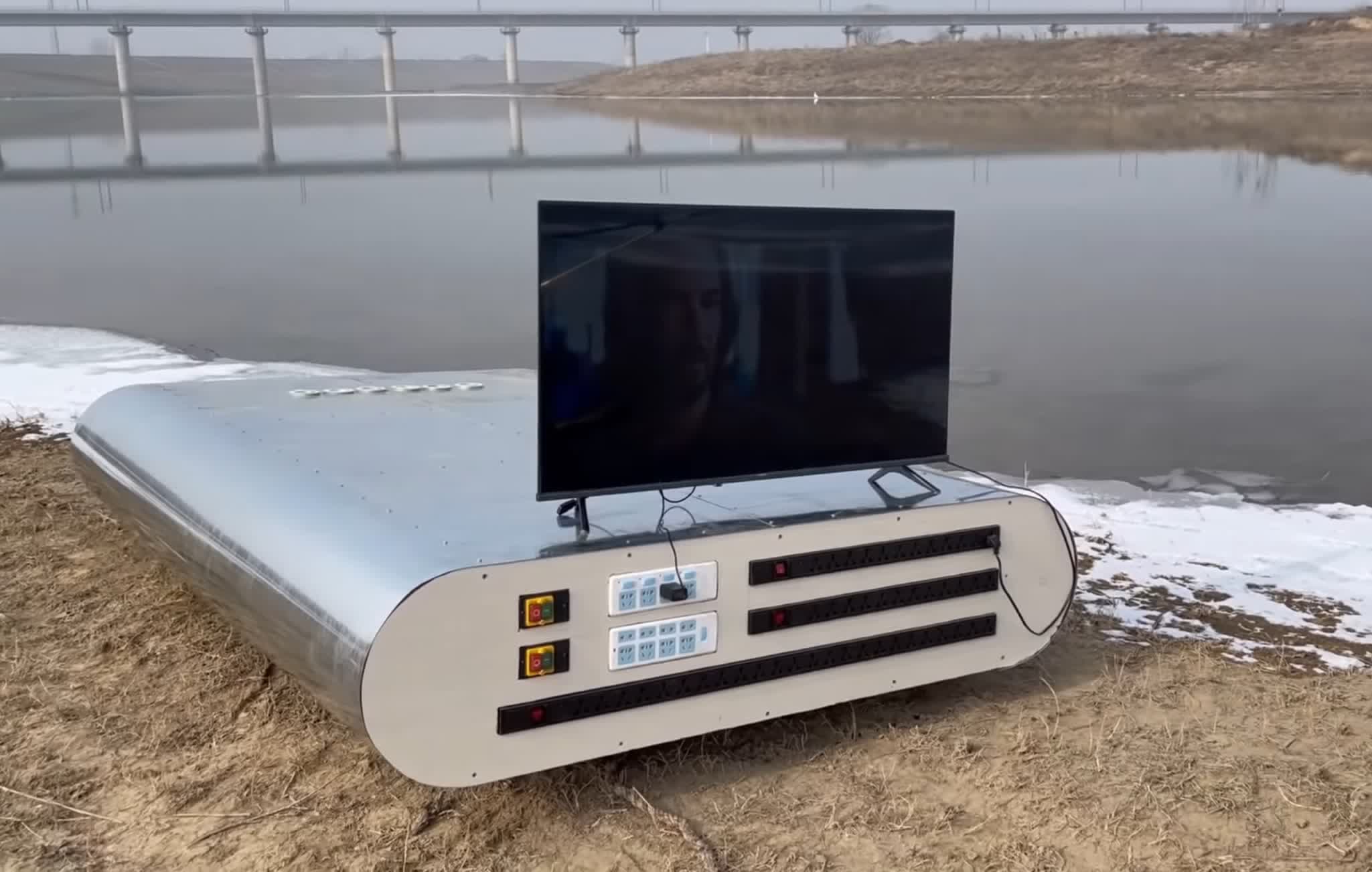 Un homme construit une batterie portable de 27 millions de mAh capable de recharger des téléviseurs, des machines à laver et des milliers de téléphones 2 Un homme construit une batterie portable de 27 millions de