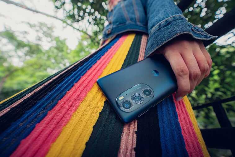 Le nouveau Edge + de Motorola contient toutes les cloches et les sifflets d'un produit phare à moins de 1000 $ 1 Le Nouveau Edge + De Motorola Contient Toutes Les Cloches