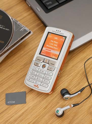 Sony Walkman : du lecteur de cassettes au lecteur audio haut de gamme avec Android 3 Le Sony Ericcson W800 est un baladeur pour téléphone portable qui a connu un énorme succès en 2005. (Photo : Sony Ericcson)