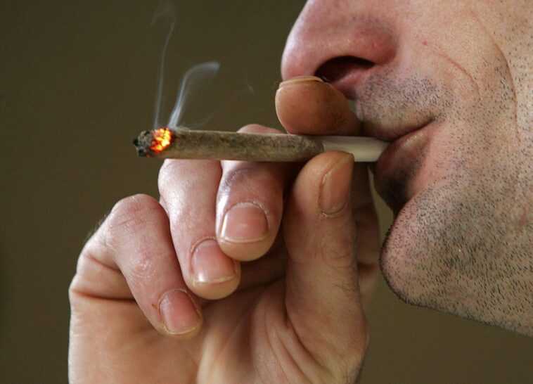 Fumer des joints est mauvais pour les poumons, mais d'une manière différente de la cigarette 1 Fumer Des Joints Est Mauvais Pour Les Poumons, Mais D'une