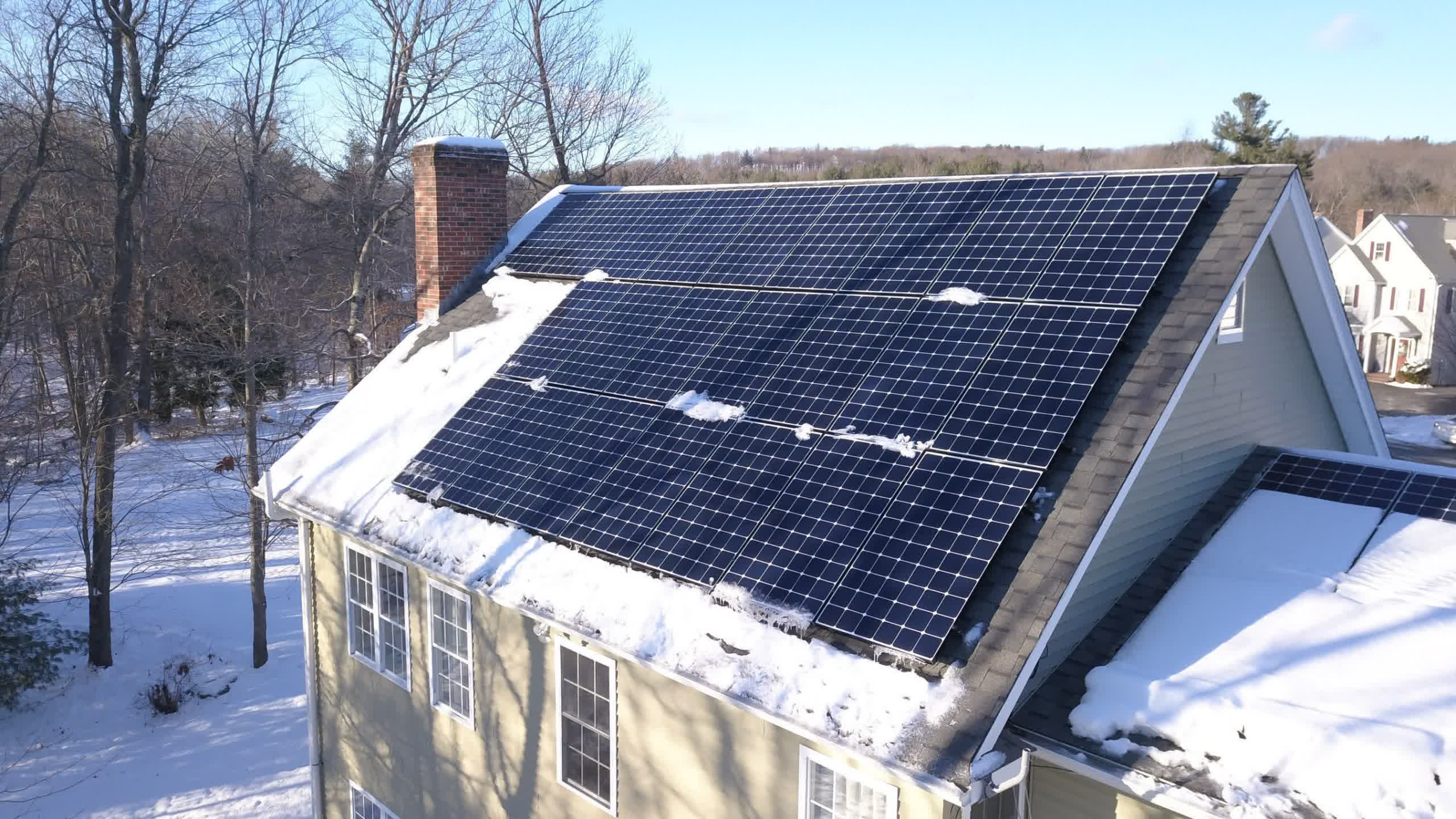 Lg Ferme Son Activité De Panneaux Solaires, Impactant Environ 240