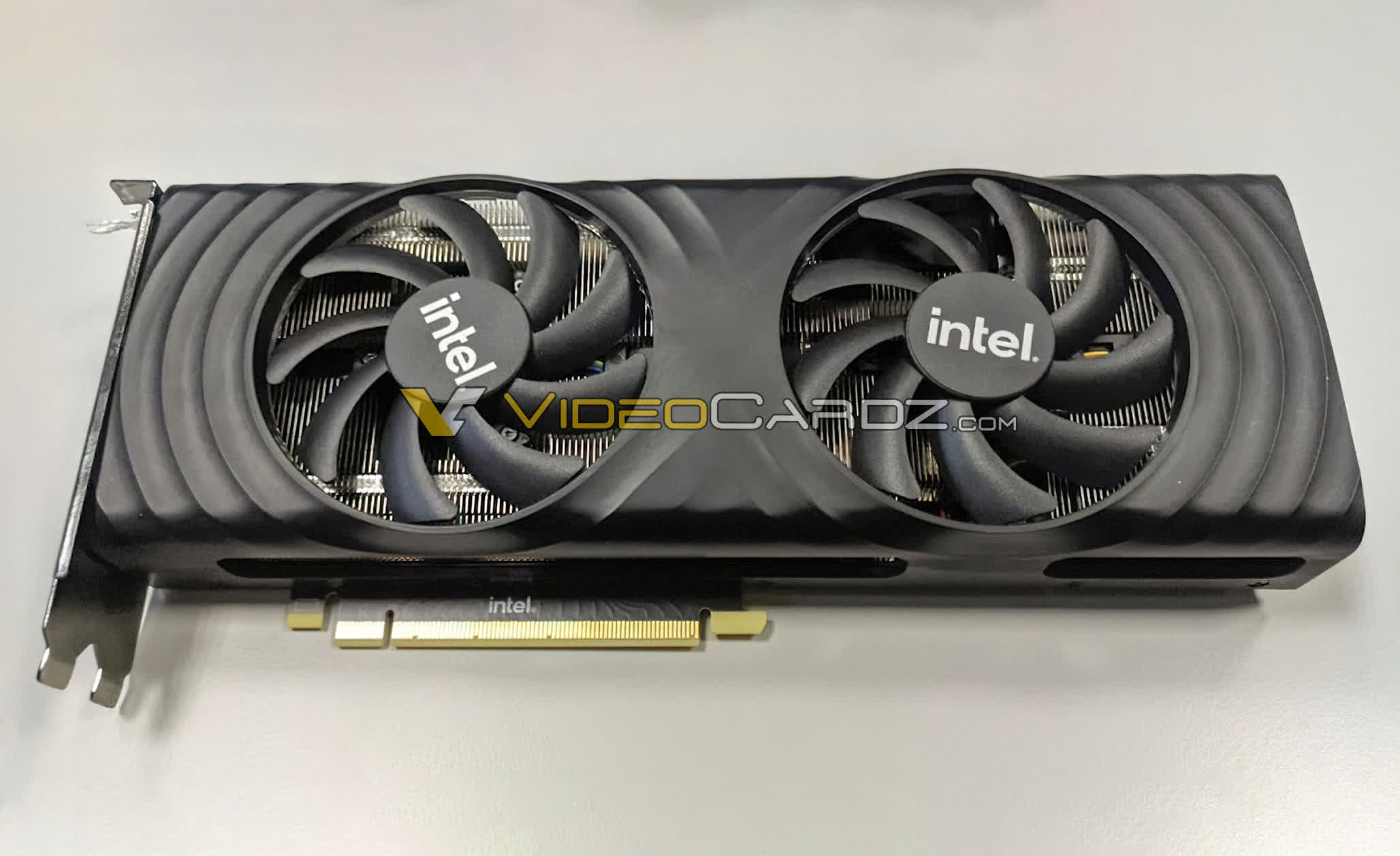 Le produit phare d'Intel Arc Alchemist est cadencé à 2,4 GHz dans une référence divulguée 2 Le produit phare dIntel Arc Alchemist est cadence a 24