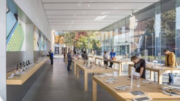 Apple va augmenter le salaire de base des employés du commerce de détail à 22 $ par heure dans un contexte de poussée de syndicalisation et de hausse de l'inflation 7 Les Employés De L'apple Store Auraient Utilisé Des Téléphones Android