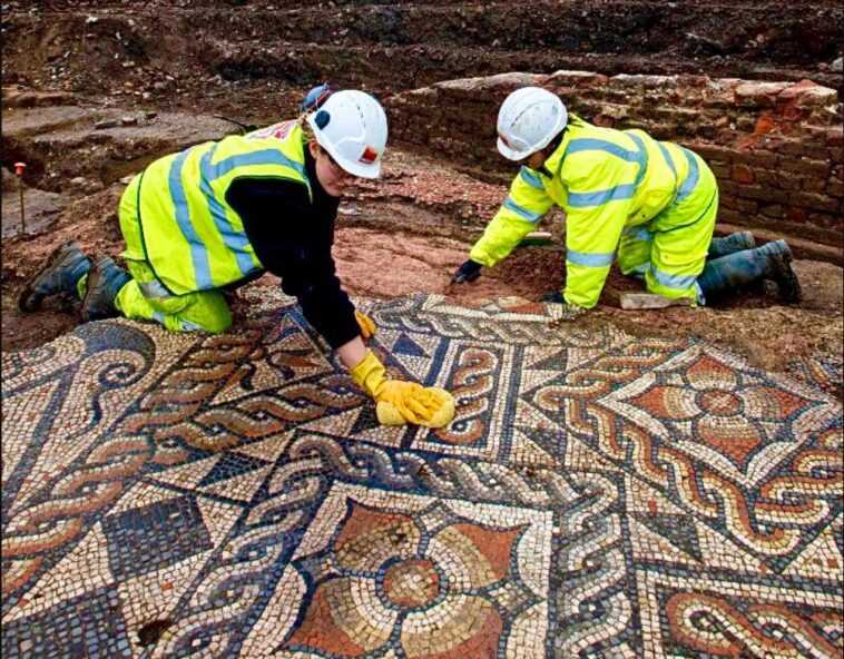 Spectaculaire mosaïque romaine trouvée à Londres : c'est la plus grande des 50 dernières années 1 Spectaculaire Mosaïque Romaine Trouvée à Londres : C'est La Plus