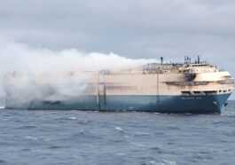 Un Navire Endommagé Par Un Incendie Transportant 401 Millions De