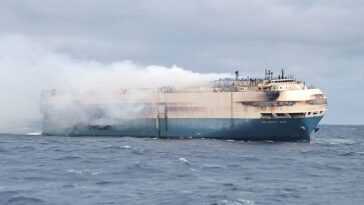 Un Navire Endommagé Par Un Incendie Transportant 401 Millions De