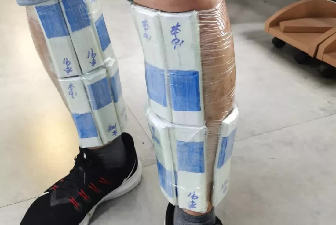 Un homme tente de faire passer en contrebande 160 processeurs et 16 téléphones pliables à la douane en les collant sur son corps 3 1647262089 53 Un homme tente de faire passer en contrebande 160 processeurs