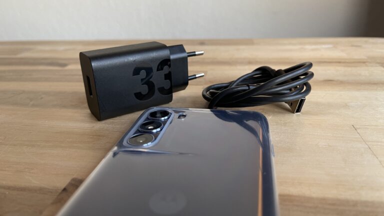 Classique.  Motorola comprend un étui en silicone, un chargeur et un câble