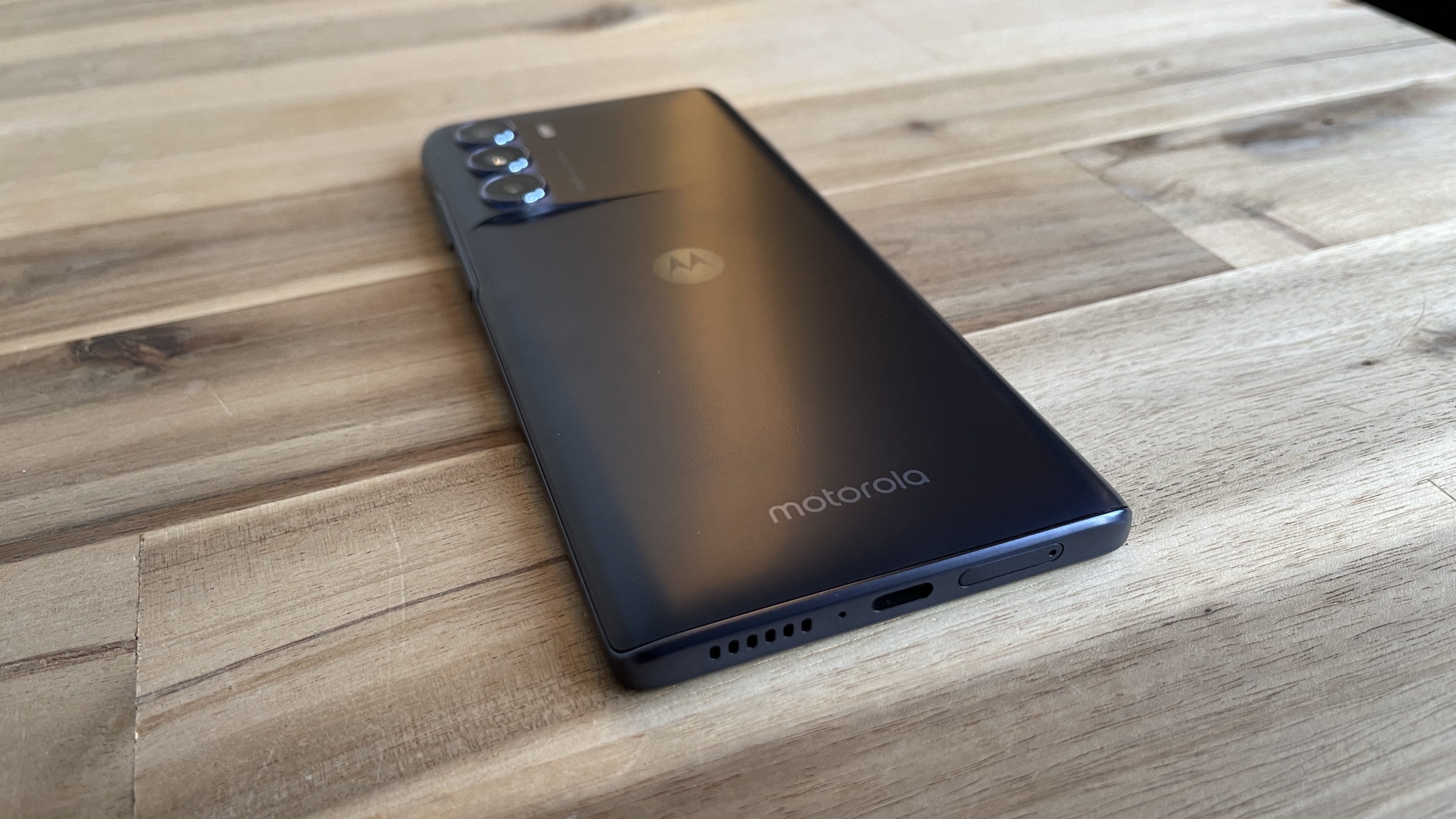 Vraiment jolie!  Le Motorola G200 en bleu stellaire