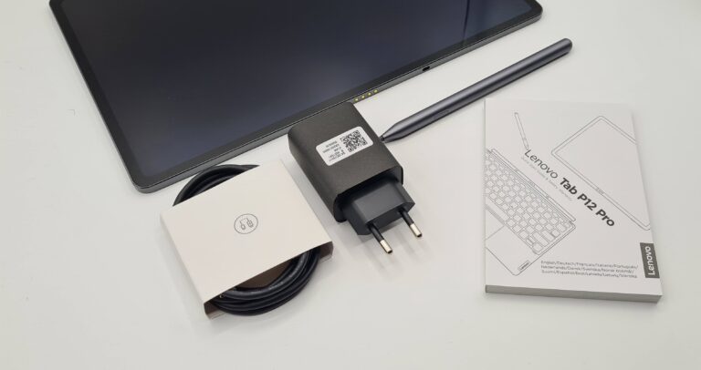 Test de la Lenovo Tab P12 Pro : belle et solide tablette pour les loisirs et le travail 3 Lenovo aurait pu inclure un chargeur plus rapide. (Photo: Netcost)