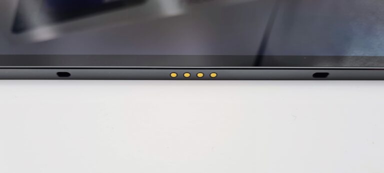 Test de la Lenovo Tab P12 Pro : belle et solide tablette pour les loisirs et le travail 6 Vous connectez le clavier à ce port. (Photo: Netcost)