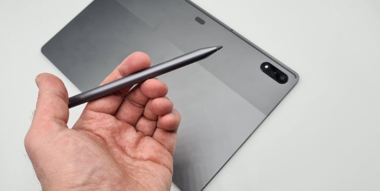 Test de la Lenovo Tab P12 Pro : belle et solide tablette pour les loisirs et le travail 7 Le stylo à dessin repose bien dans la main et fonctionne avec précision. (Photo: Netcost)
