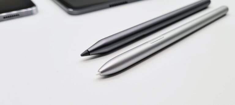 Test de la Lenovo Tab P12 Pro : belle et solide tablette pour les loisirs et le travail 12 Ici vous pouvez voir une comparaison des images : Galaxy Tab S7 avec S Pen et Lenovo Tab P12 Pro avec Precision Pen 3. (Photo : Netcost)
