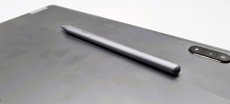 Test de la Lenovo Tab P12 Pro : belle et solide tablette pour les loisirs et le travail 13 Au dos, vous pouvez recharger votre stylet. (Photo: Netcost)