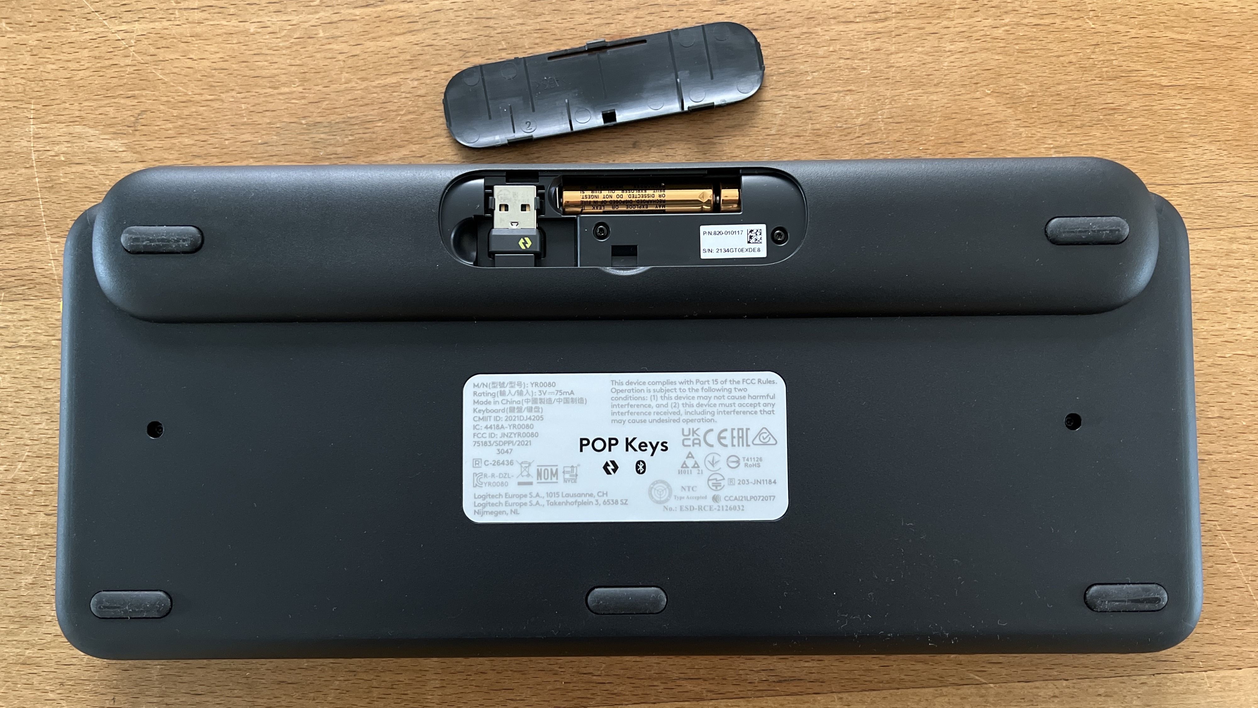 Test du clavier Logitech Pop Keys : Aimeriez-vous les emojis ? 5 Compartiment à piles du clavier Logitech Pop Keys