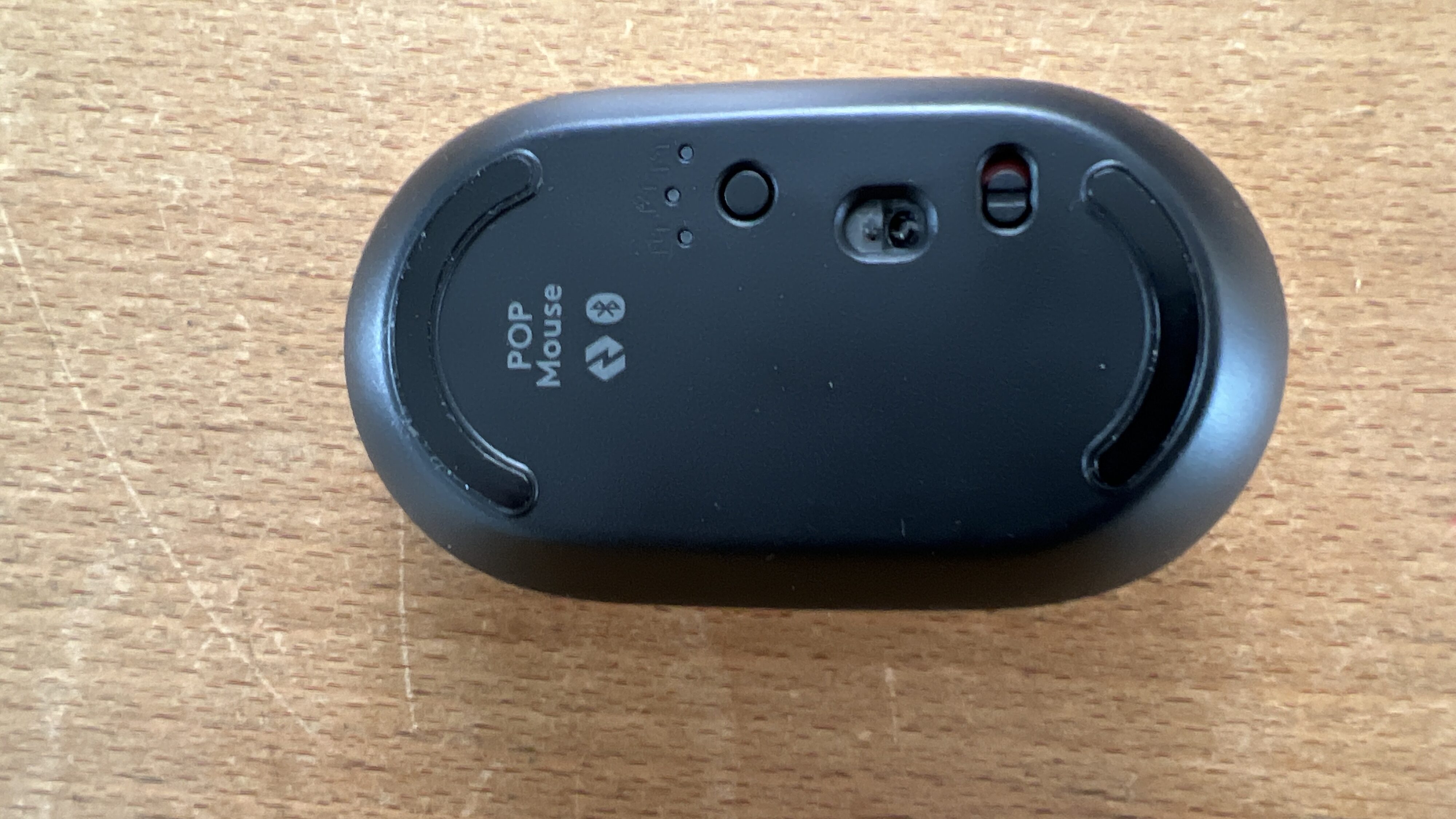 Test du clavier Logitech Pop Keys : Aimeriez-vous les emojis ? 16 Logitech Pop Mouse : interrupteur en bas