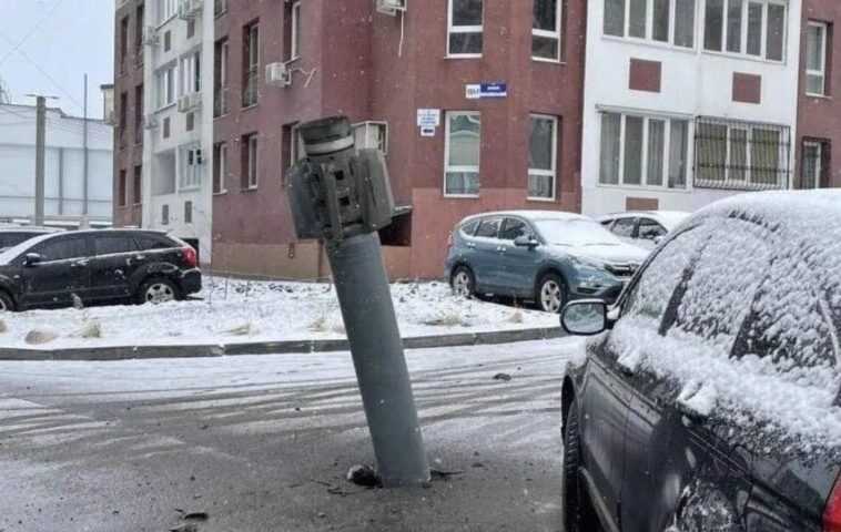 Parce que certains missiles n'explosent pas et restent coincés dans le sol 1 Parce Que Certains Missiles N'explosent Pas Et Restent Coincés Dans
