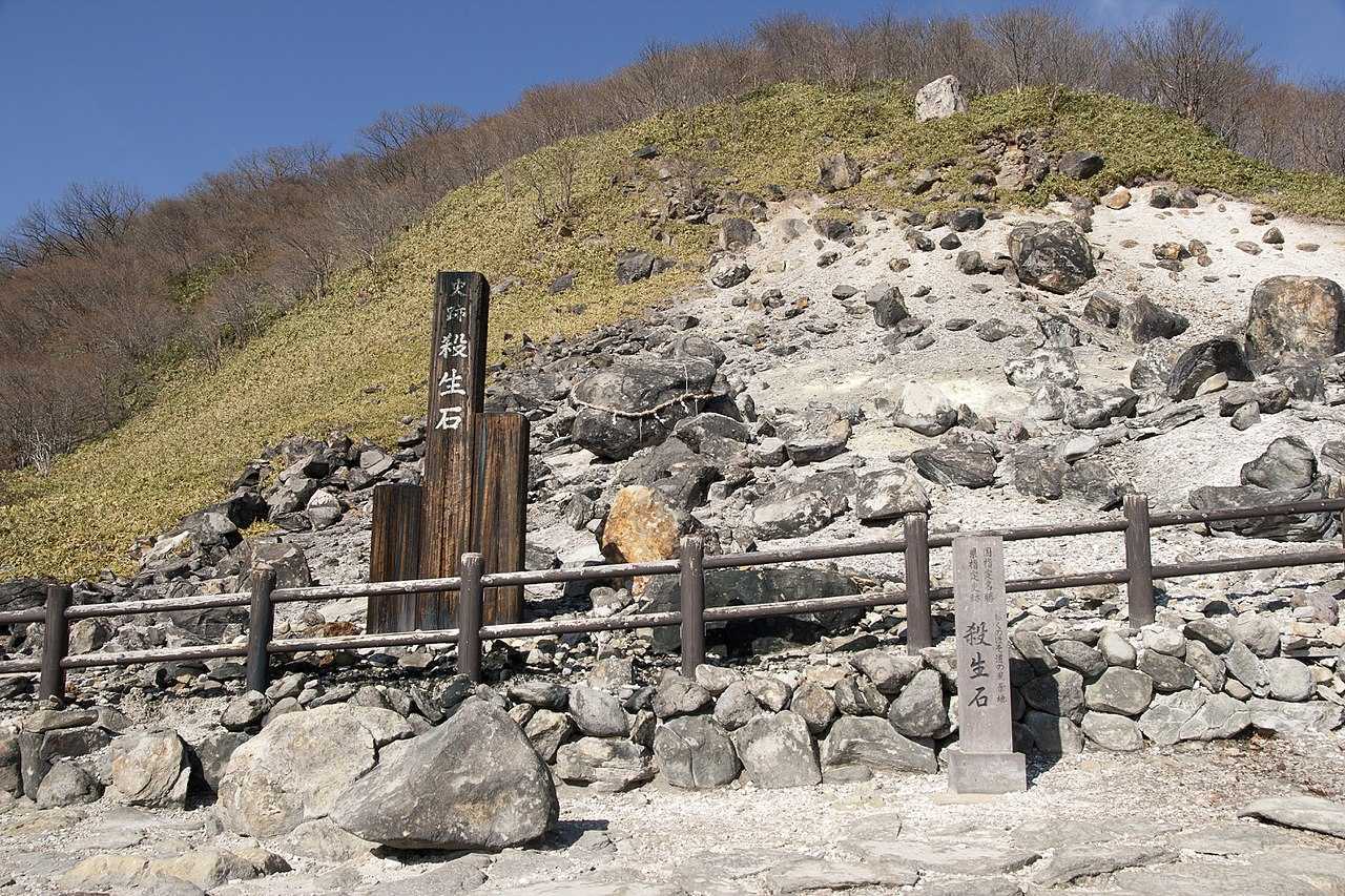 Le Japon "Killing Stone" s'est séparé, selon la légende, il aurait piégé un démon 2 Sessho Seki Stone