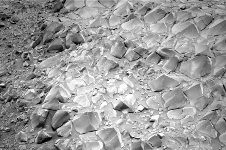 Sur Mars, il y a un terrain étrange qui ressemble au dos d'un alligator : les clichés de Curiosity 1 Sur Mars, Il Y A Un Terrain étrange Qui Ressemble
