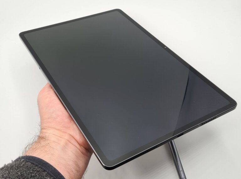 Test de la Lenovo Tab P12 Pro : belle et solide tablette pour les loisirs et le travail 2 Bien qu'il s'agisse d'une grande tablette, elle tient toujours bien dans la main et se sent vraiment agréable et précieuse. (Photo: Netcost)