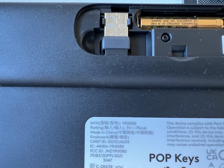 Test du clavier Logitech Pop Keys : Aimeriez-vous les emojis ? 9 Compartiment à piles du clavier Logitech Pop Keys avec adaptateur de boulon