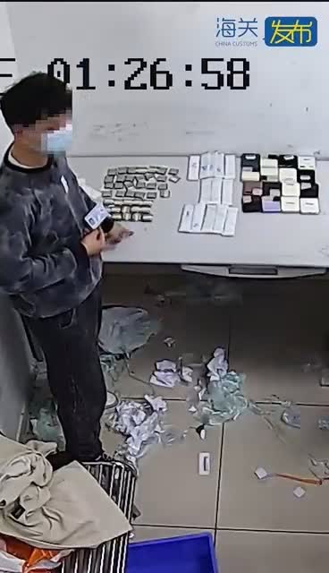 Un homme tente de faire passer en contrebande 160 processeurs et 16 téléphones pliables à la douane en les collant sur son corps 2 Un homme tente de faire passer en contrebande 160 processeurs