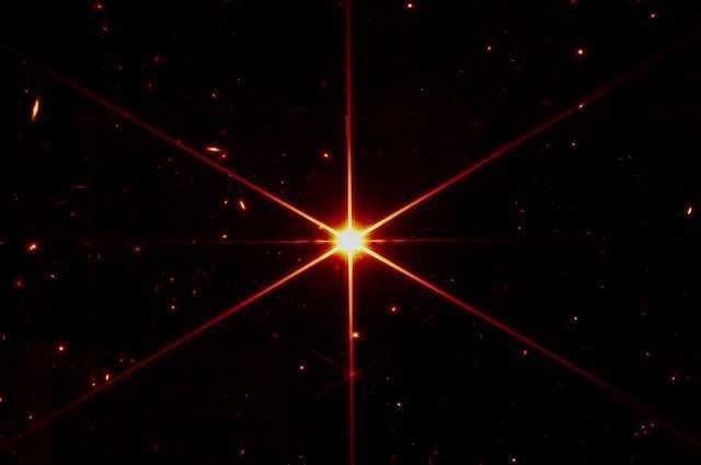 Voici la première et magnifique image d'une étoile prise par le télescope James Webb 1 Voici La Première Et Magnifique Image D'une étoile Prise Par