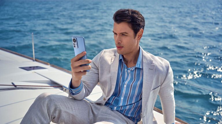 Xiaomi 12 vs Xiaomi Mi 11 – Cela vaut-il la peine d'être mis à niveau ? 2 Xiaomi 12 en bateau