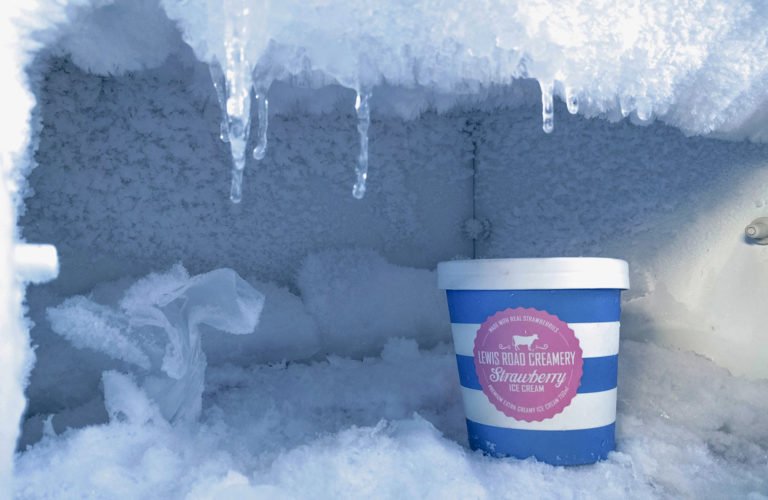 Dégivrage du congélateur : il faut y prêter attention 4 Compartiment congélateur glacé avec bloc de glace
