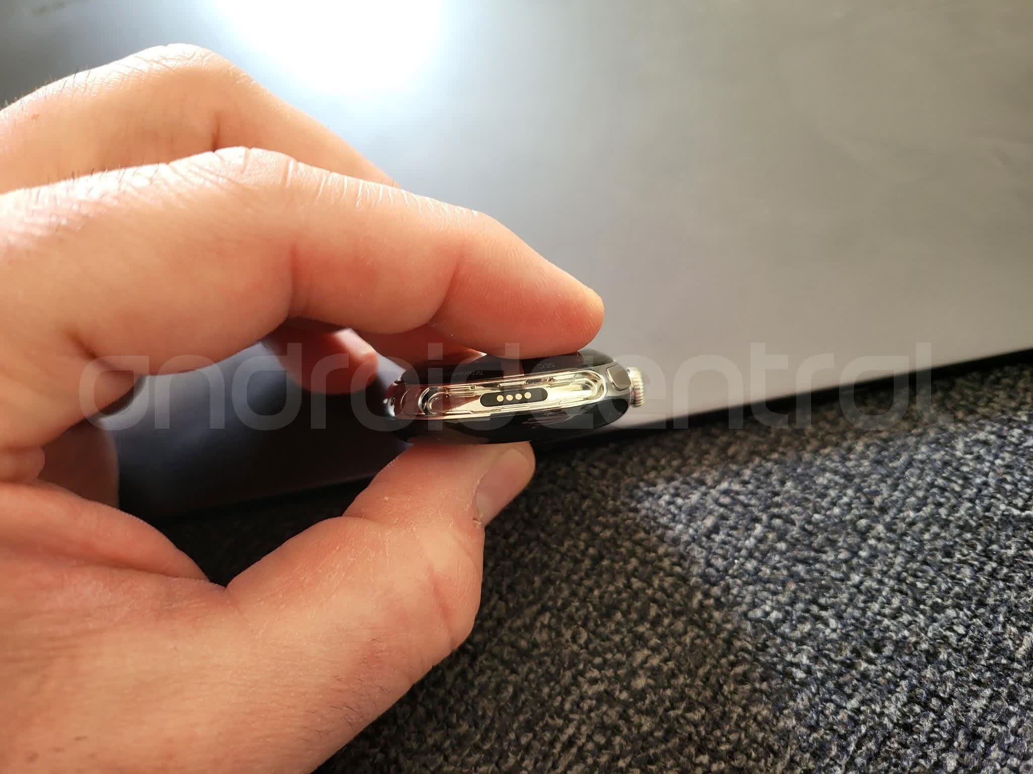 1650916510 746 Les photos de Google Pixel Watch fuient confirmant un facteur