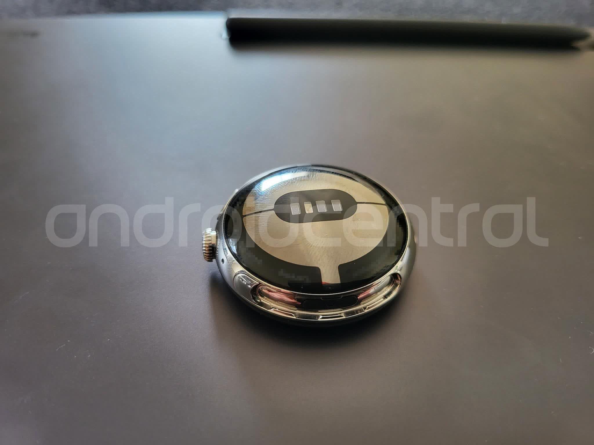 1650916511 112 Les photos de Google Pixel Watch fuient confirmant un facteur