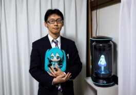 L'homme Qui A épousé Un Hologramme Ne Peut Plus Parler