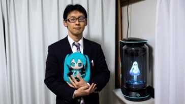 L'homme Qui A épousé Un Hologramme Ne Peut Plus Parler