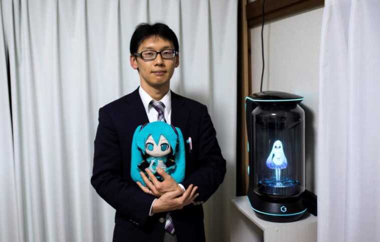 L'homme qui a épousé un hologramme ne peut plus parler à sa femme car le logiciel a expiré 1 L'homme Qui A épousé Un Hologramme Ne Peut Plus Parler