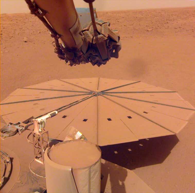 Des panneaux solaires recouverts de poussière obligent la NASA à mettre fin à la mission de l'atterrisseur Mars InSight 1 Des Panneaux Solaires Recouverts De Poussière Obligent La Nasa à
